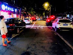 一条路边车都是来吃的食客-源记肠粉(华贵路店)