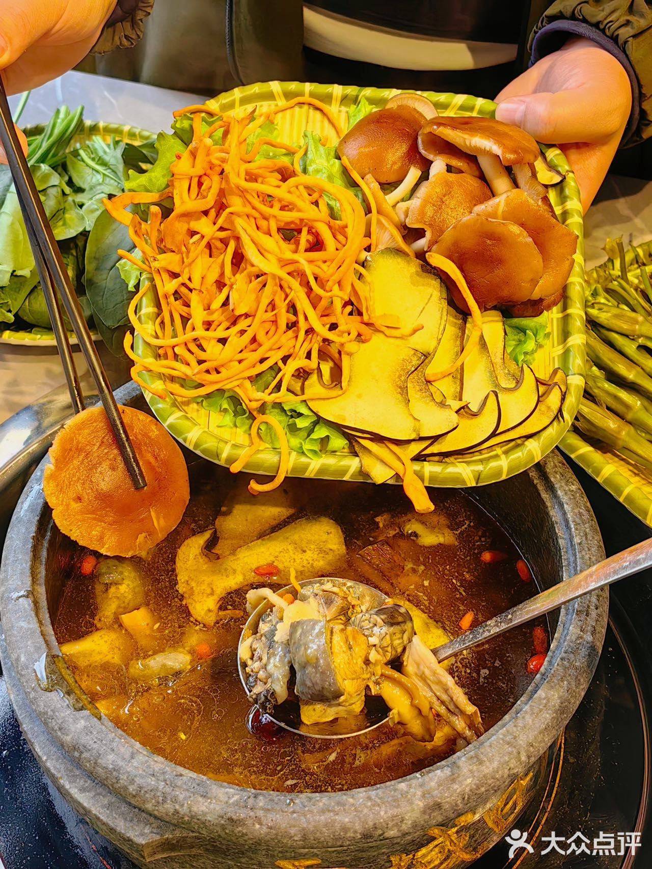 布达拉宫旁的神仙石锅鸡！野菌汤底绝了！