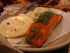 烟熏三文鱼配烤饺子皮和芥末籽酱-BOR Eatery(安福路店)
