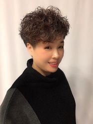 -天下皇剪新潇洒美容美发