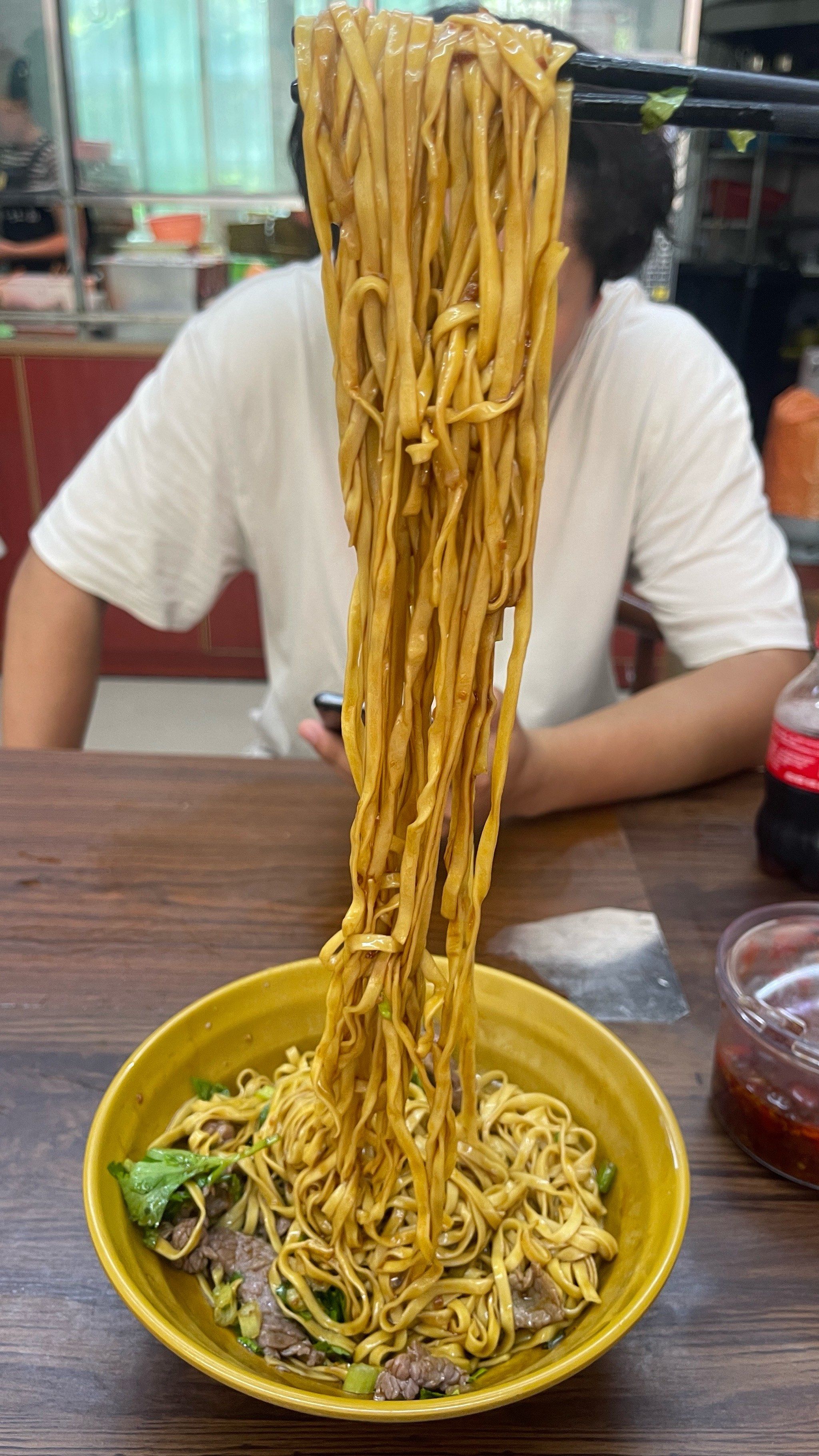 大口吃面,小心烫嘴啊