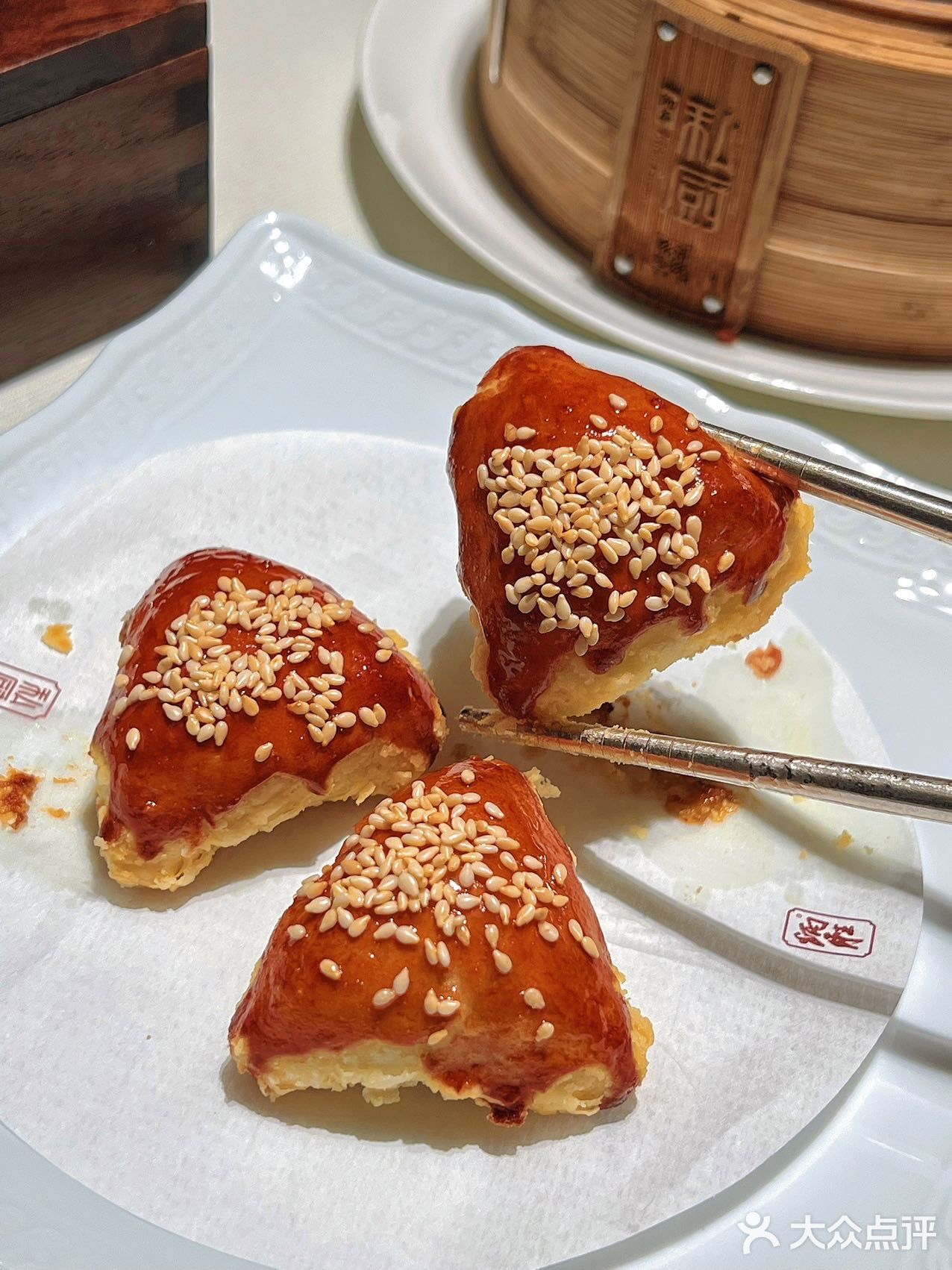 外皮酥脆到掉渣，里面的叉烧肉香嫩，配上酸姜独特的味道