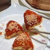 外皮酥脆到掉渣，里面的叉烧肉香嫩，配上酸姜独特的味道