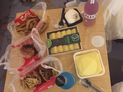 麻辣的宵夜配甜品-昆明冠生园·蛋糕·面包(南强街店)