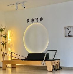 -闺蜜瑜伽·普拉提女性塑形馆