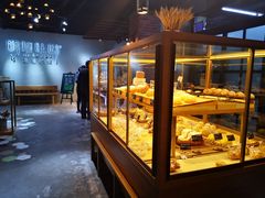 面包甜点陈列柜-啊噗吐呦现场烘焙(麦凯乐店)