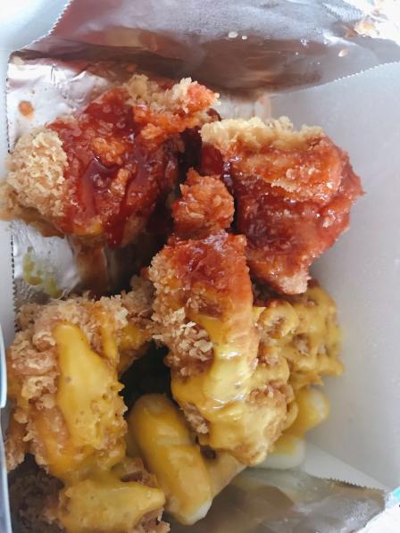 在家附近的宝龙广场外卖点了双拼炸鸡有八块选了甜辣味和芥末蜂蜜味