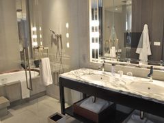 上海柏悦酒店江景套房-主卧浴室全景-上海柏悦酒店