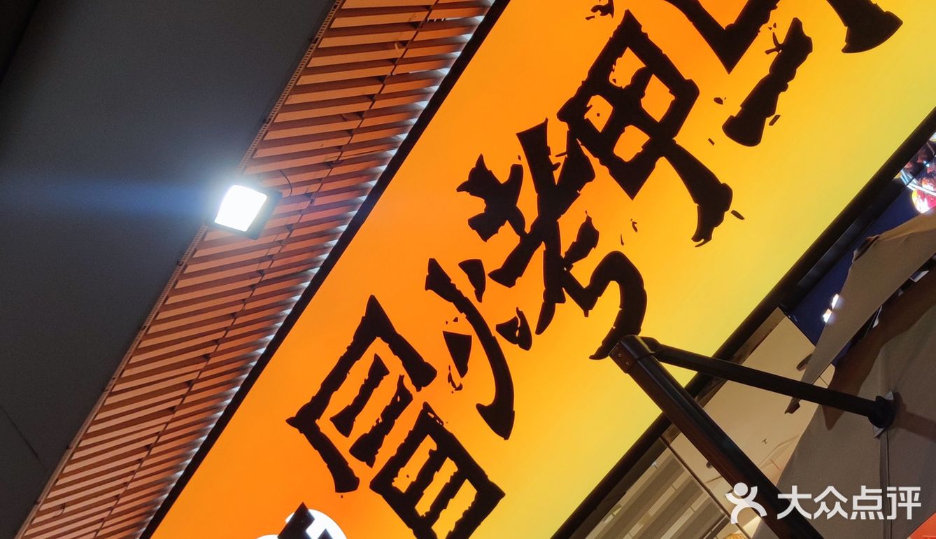 关键是他们家量大！两个女孩子都吃不完！米饭很香！