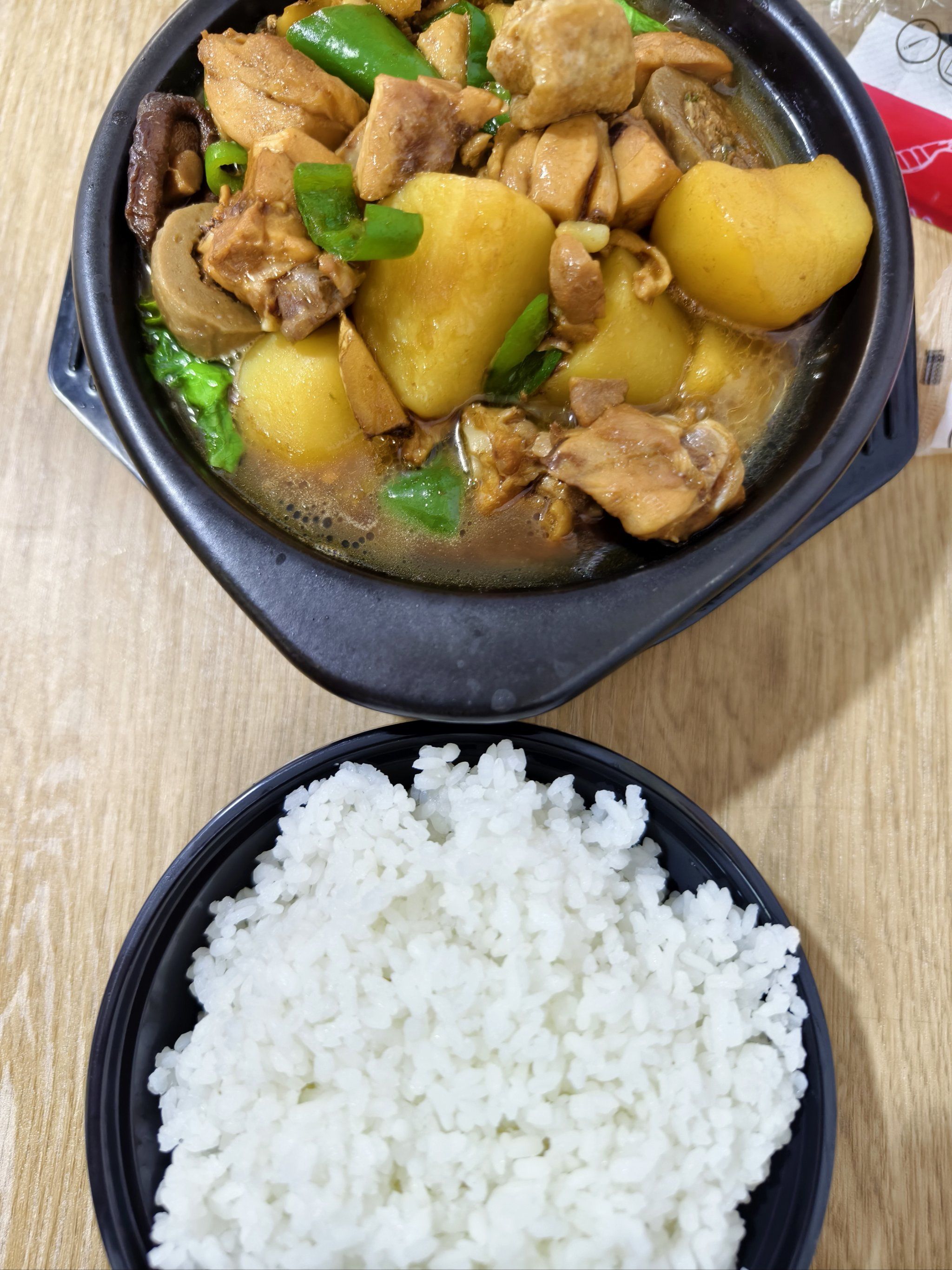 份量超大的黄焖鸡米饭