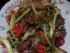 香芹爆腊肉-南雄冯屋银杏山庄