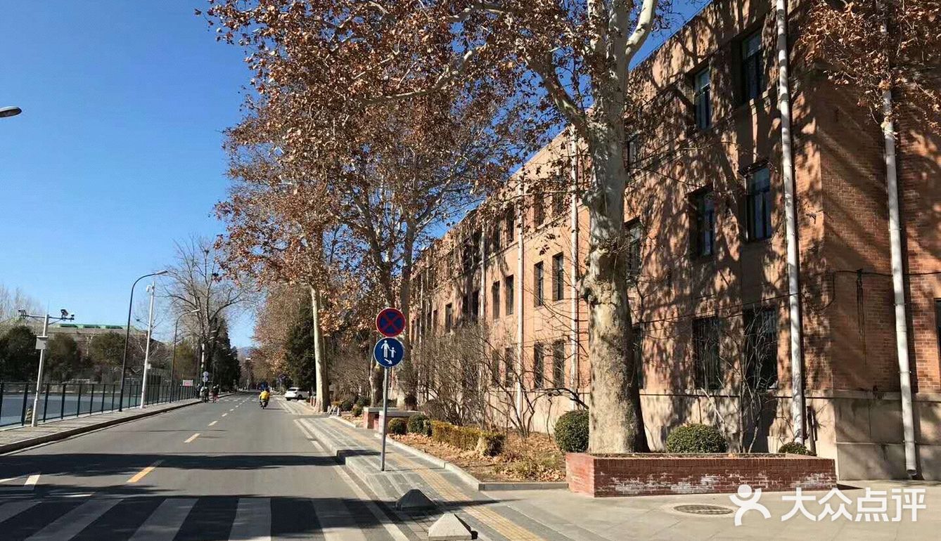 园子说大不大，说小也不小，交通工具是自行车为主