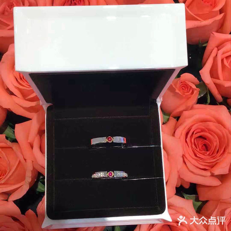 360·Iove系列是近年推出的新婚戒指，整个系列的