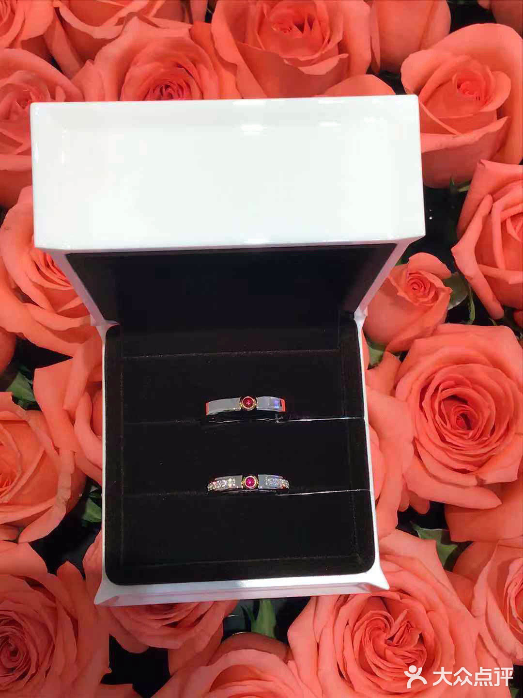 360·Iove系列是近年推出的新婚戒指，整个系列的