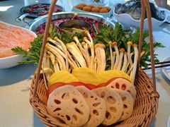 -茅草房·河畔园林火锅