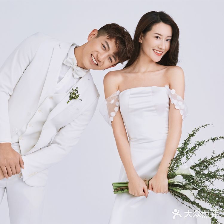 室内极简婚纱照，简单的幸福