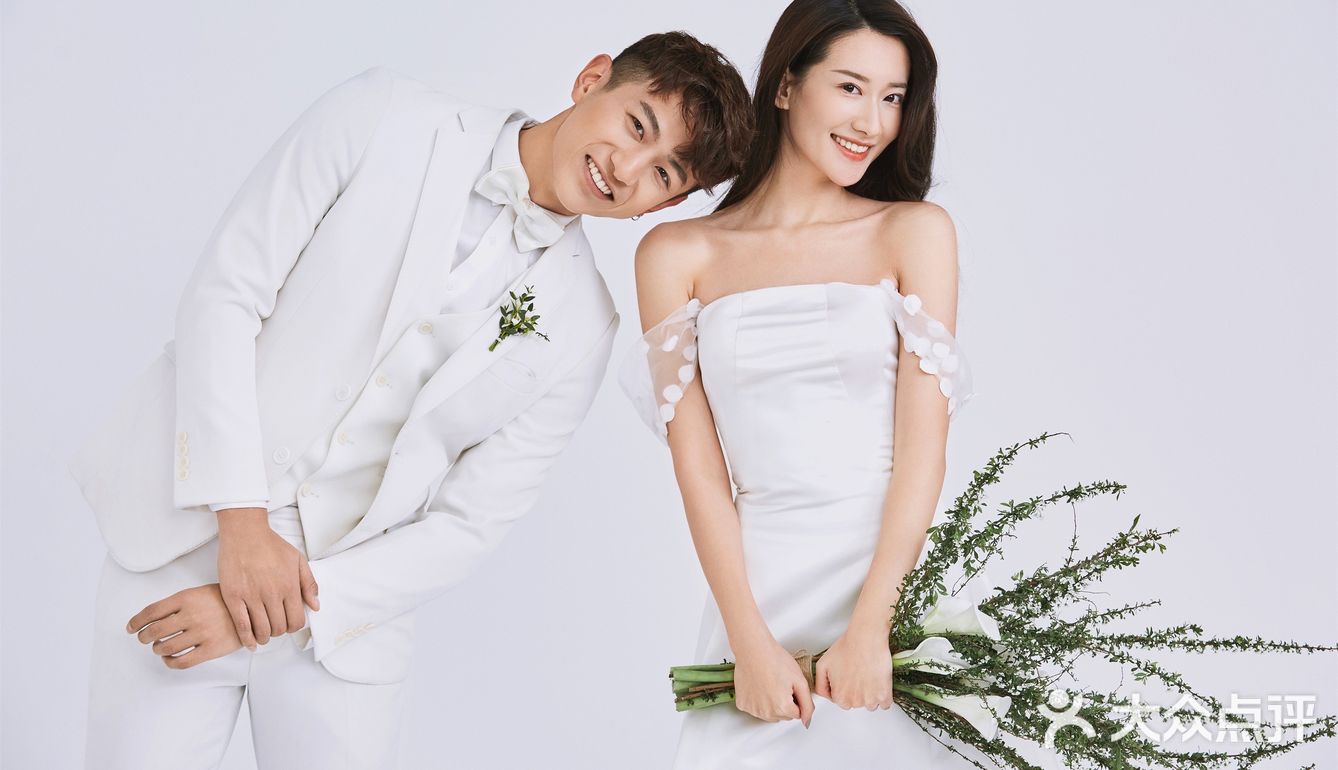 室内极简婚纱照，简单的幸福