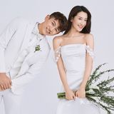 室内极简婚纱照，简单的幸福