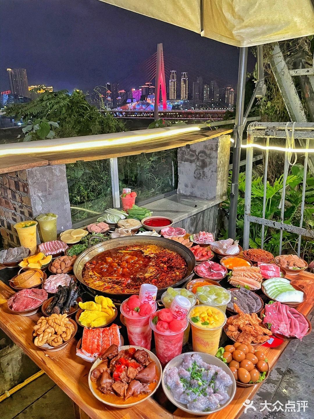 重庆首家悬崖上的火锅‼️酷到爆炸💥