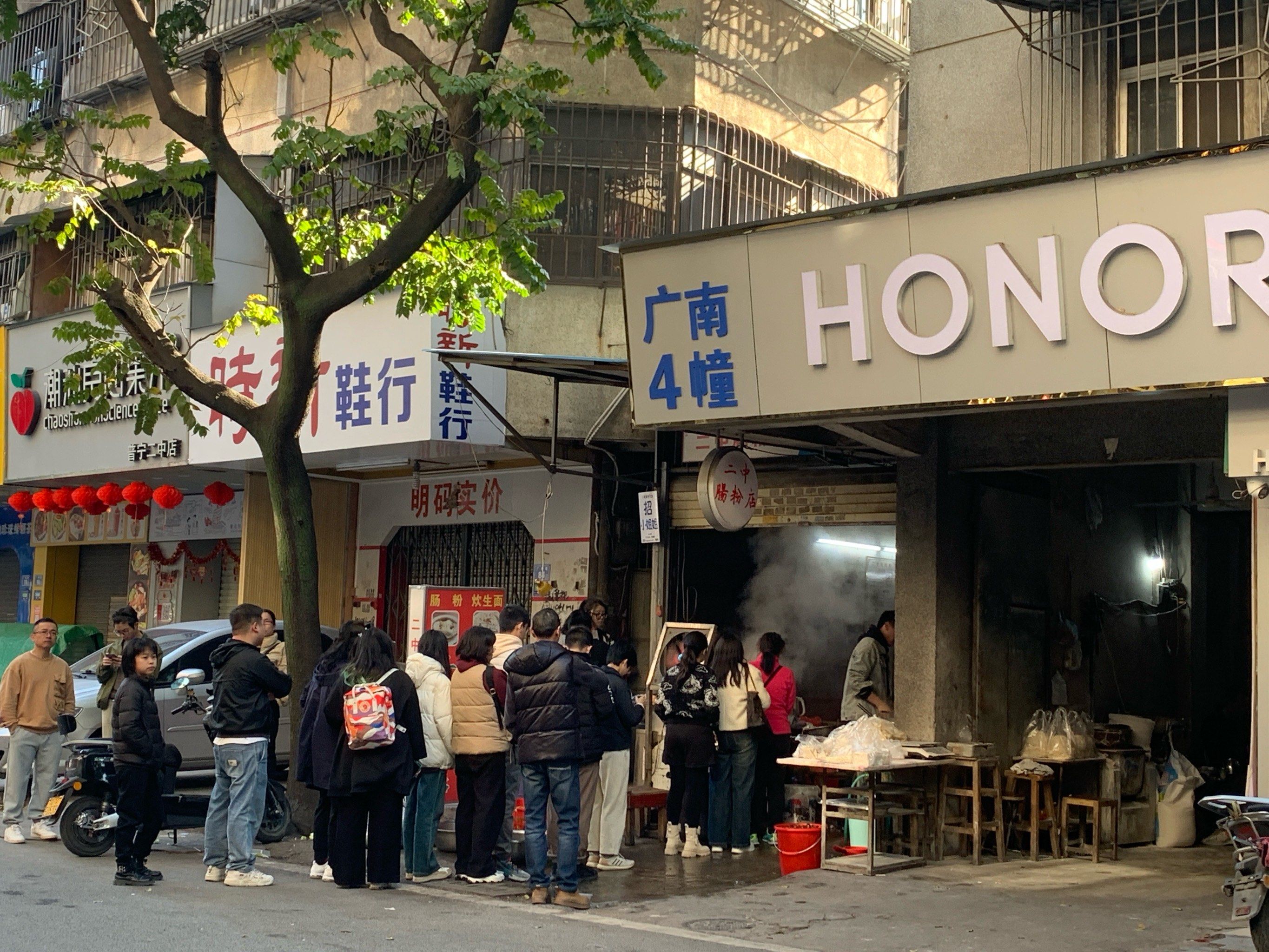 来到揭阳普宁市,本来想去吃点评榜单上的一家肠粉,经过流沙公园,再