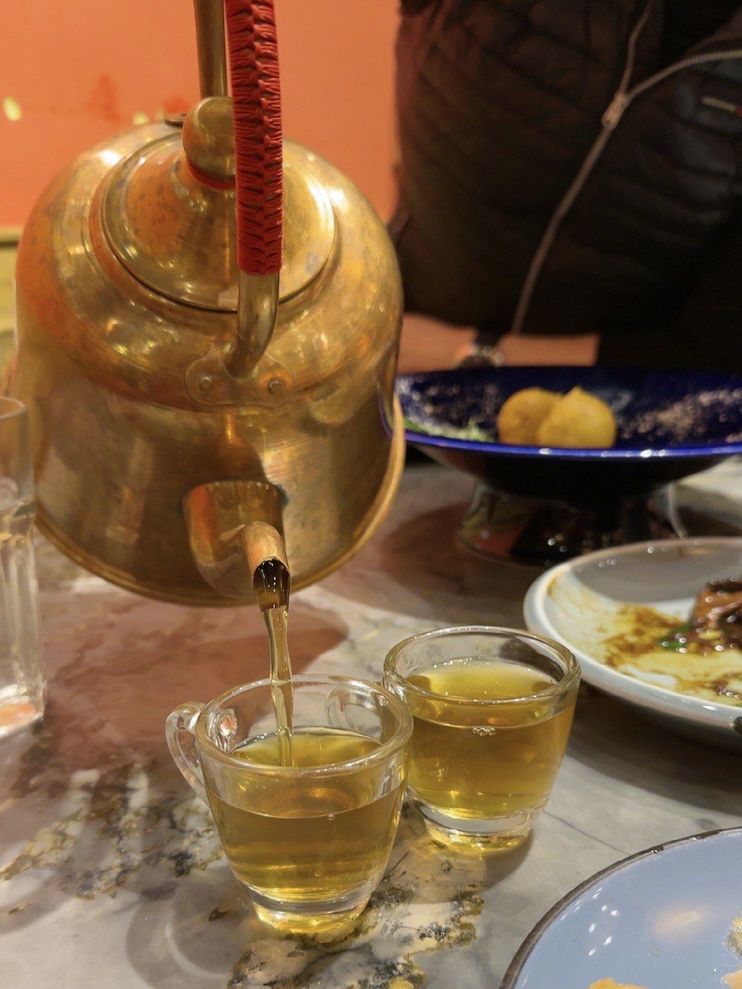 嘿嘿 超级爱吃小吊梨汤 
这家是同一个老板开的
其他店都排队排到