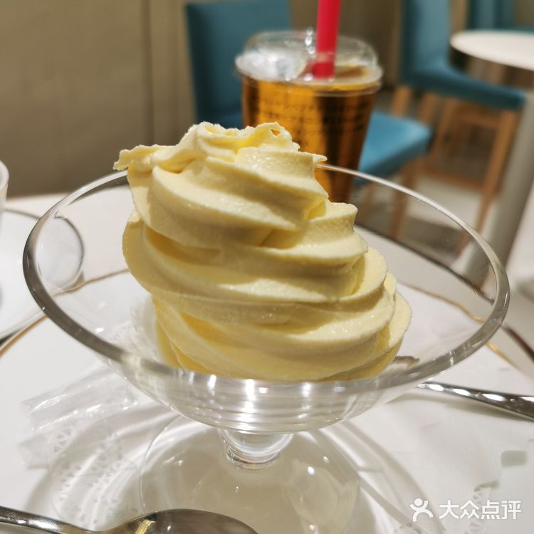 本来想去吃资生堂的下午茶，但是满员 在三越的免税店层