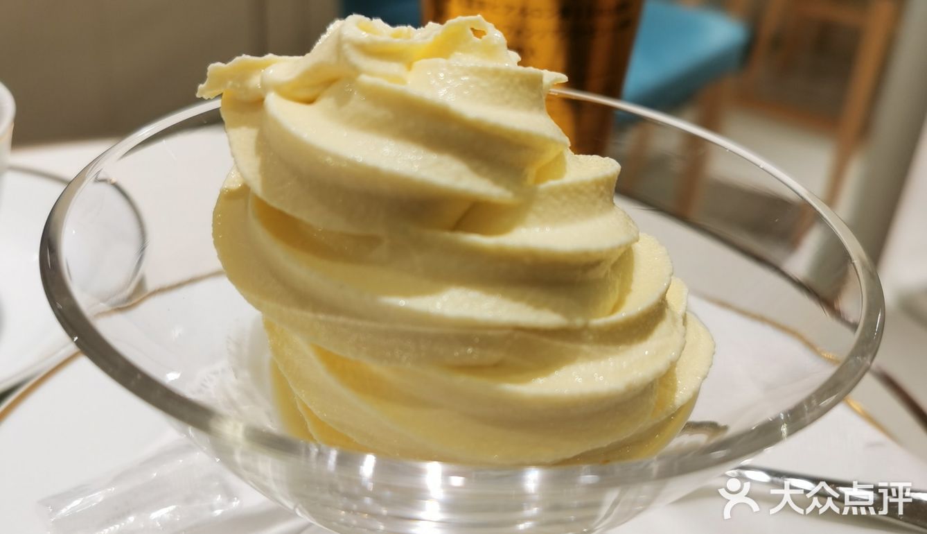 本来想去吃资生堂的下午茶,但是满员 在三越的免税店层