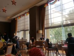 靠窗位-威珀斯酒店·珀萃美食餐厅 | 海鲜刺身·现烤生蚝·特色烤肉
