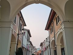 -佛罗伦萨小镇广佛名品奥特莱斯(疏港路店)