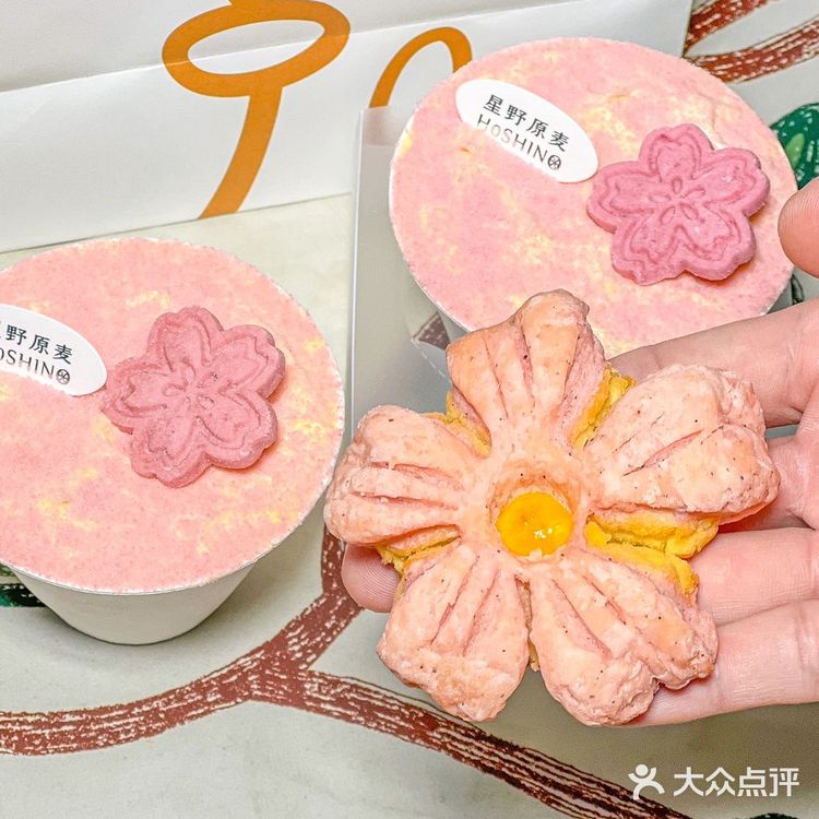 当我去东湖拍樱花拿出了这个樱花提拉米苏