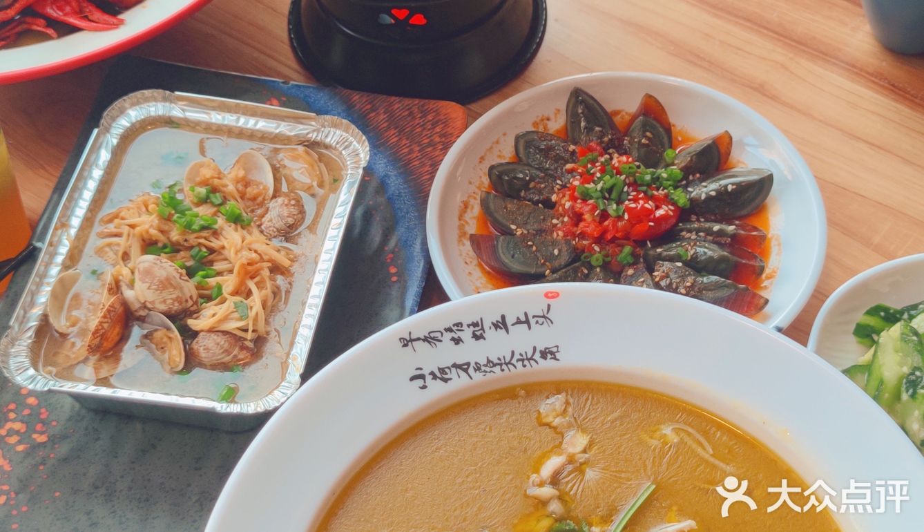 整体店铺也太大了叭哈哈哈 全场坐满的那种氛围感很绝