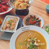 整体店铺也太大了叭哈哈哈 全场坐满的那种氛围感很绝