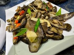 黑蘑菇炒肉-乡村馕坑肉·烧烤·新疆菜·本地人更爱吃(阿勒泰首店)