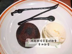巧克力熔岩蛋糕配香草冰激凌-萨莉亚意式餐厅(杭州滨江天街店)