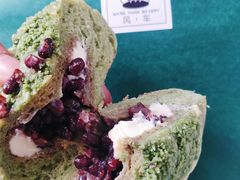 抹茶红豆-风车面包