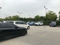 -奕欧来上海购物村停车场