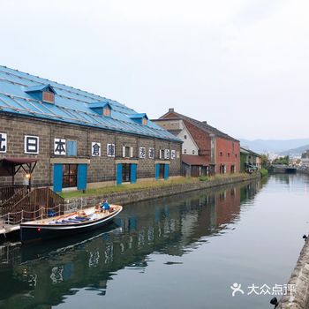 一座安静的城市，漫步在波光粼粼的运河旁，感觉整个世界