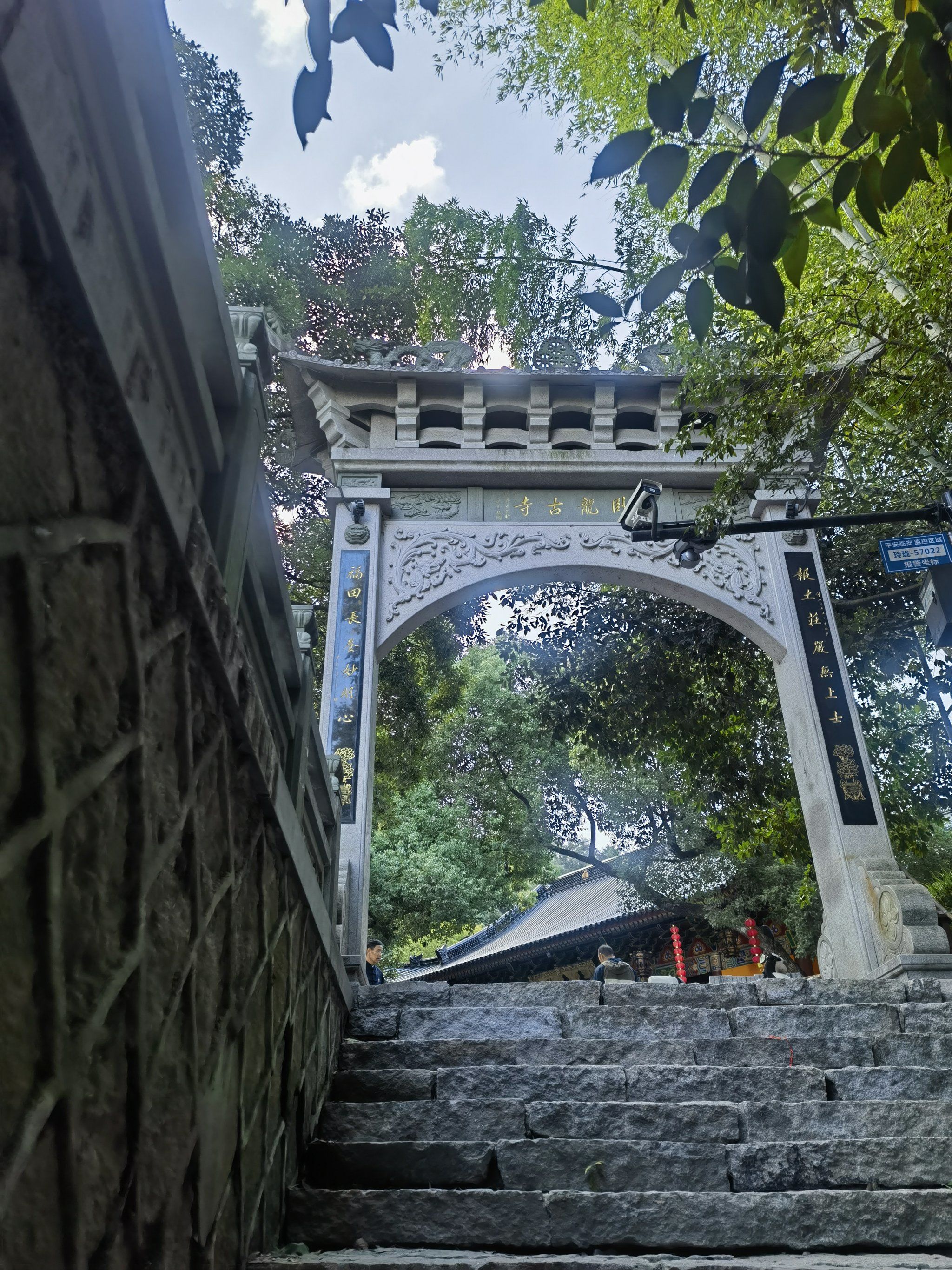 爬到山上需要花一些时间,寺庙风景如画,感