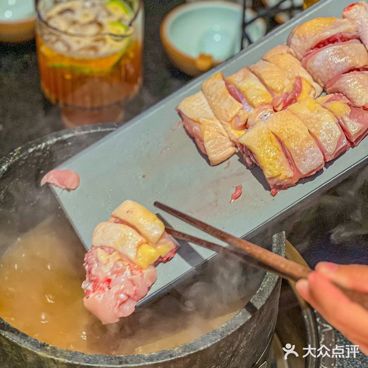 在深圳，首家野生菌石锅土鸡，一口鲜掉牙❗️