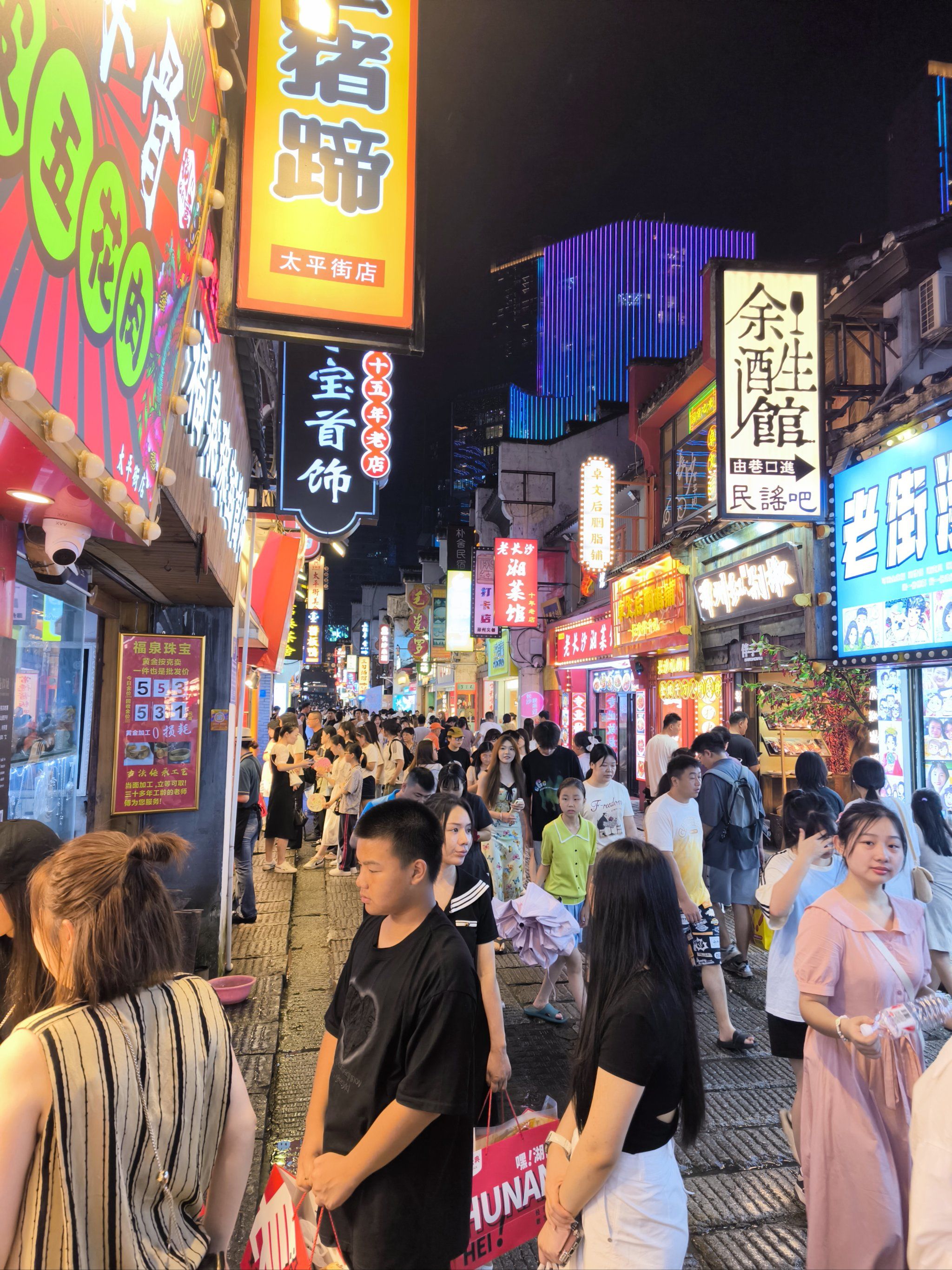 商业街的热闹时光