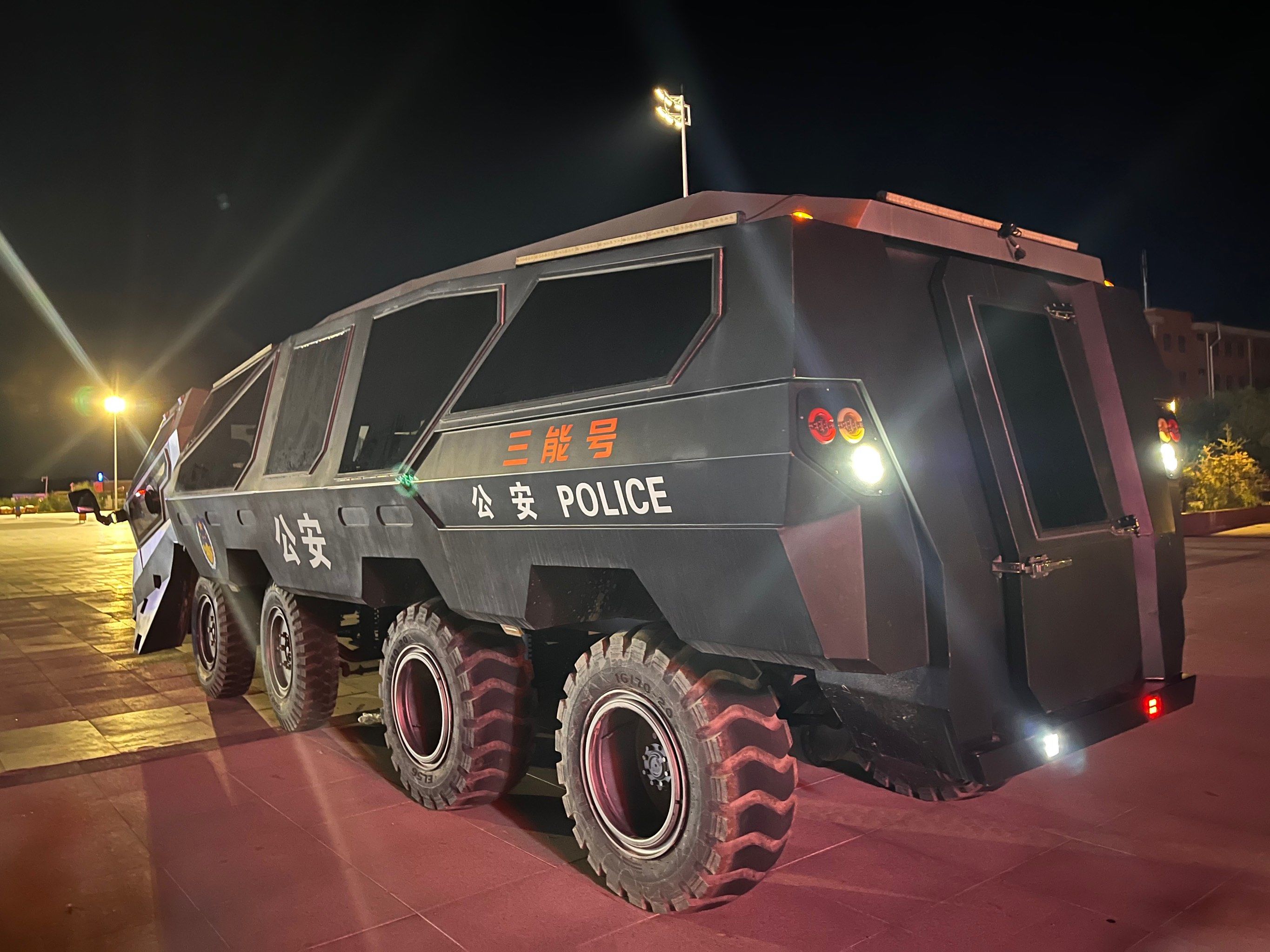 茶卡盐湖的警车成功吸引了我的注意