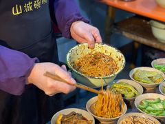 -董哥山城碗碗香(美专校街店)