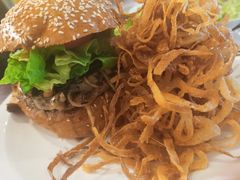 蘑菇瑞士奶酪牛肉汉堡-KATCHUP