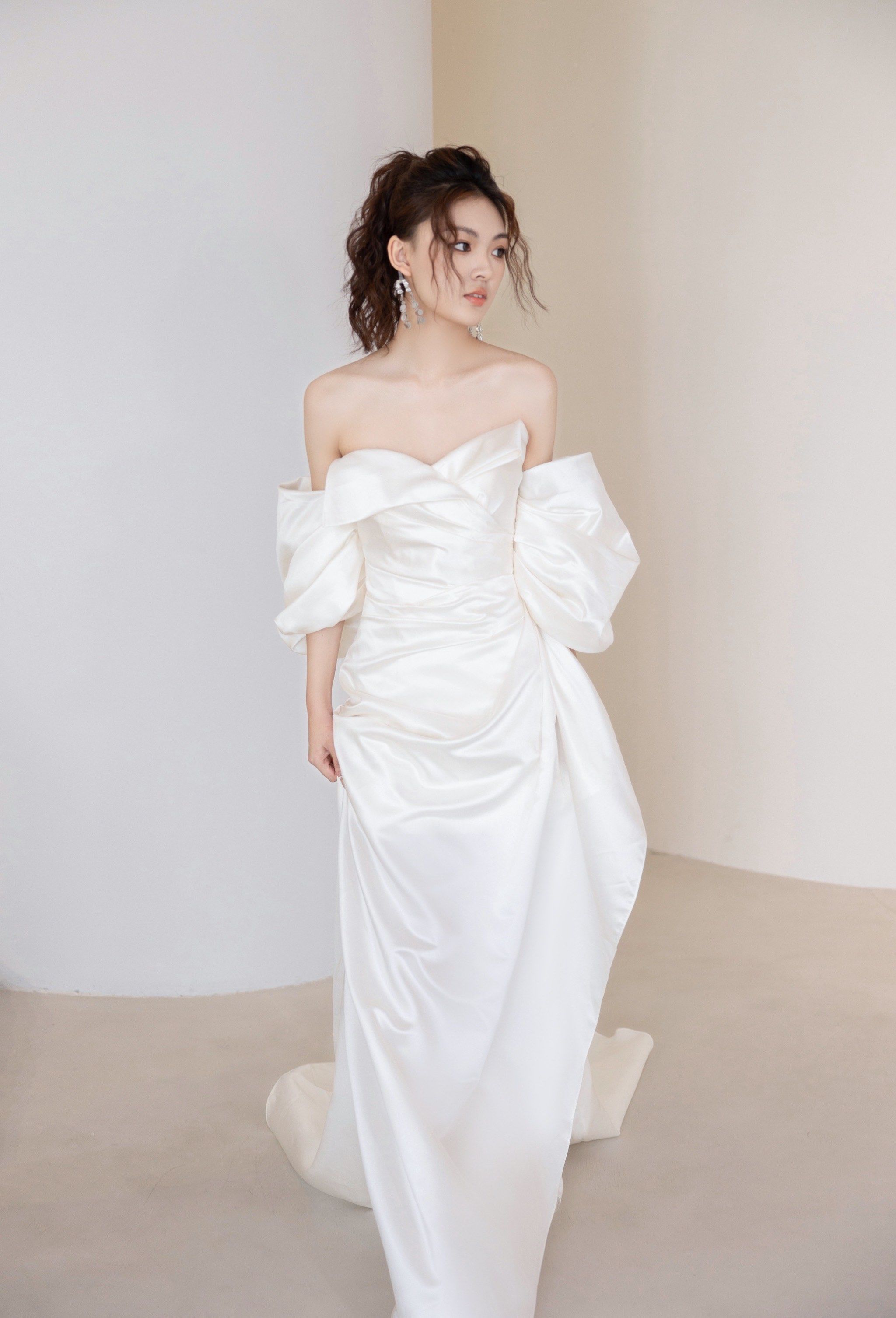 一尘不染的珍珠白缎面礼服