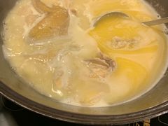 浓厚原只鸡煲花胶汤-鲜入围煮花胶鸡海鲜火锅