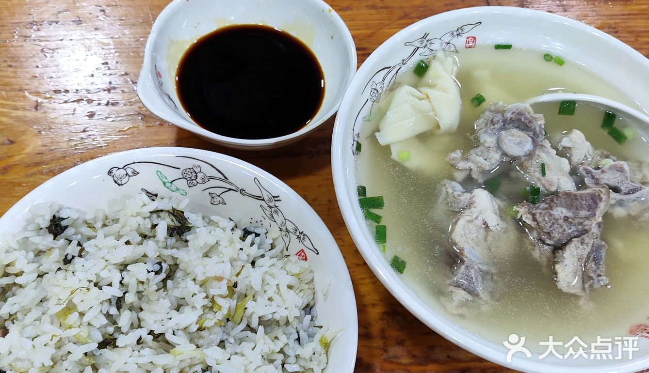 0元玩转这座城听说很有名的一家菜饭骨头汤店