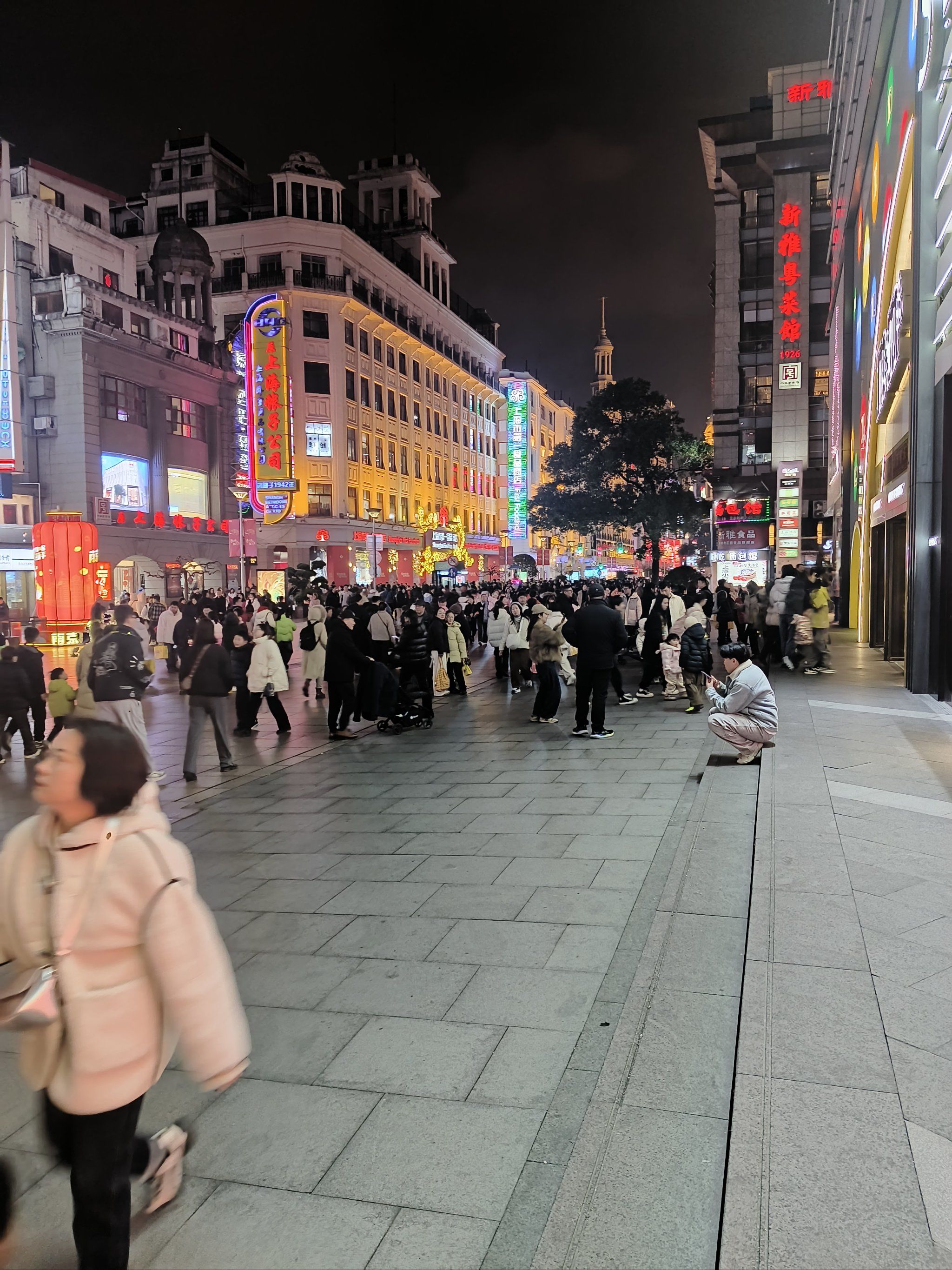 夜晚的繁华街头