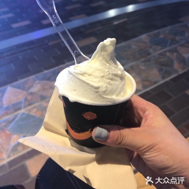 现在一身道服都敢来合生汇了野人牧坊的芝士乳酪太甜了