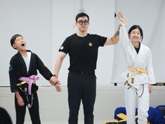 -菠萝格斗巴西柔术训练馆