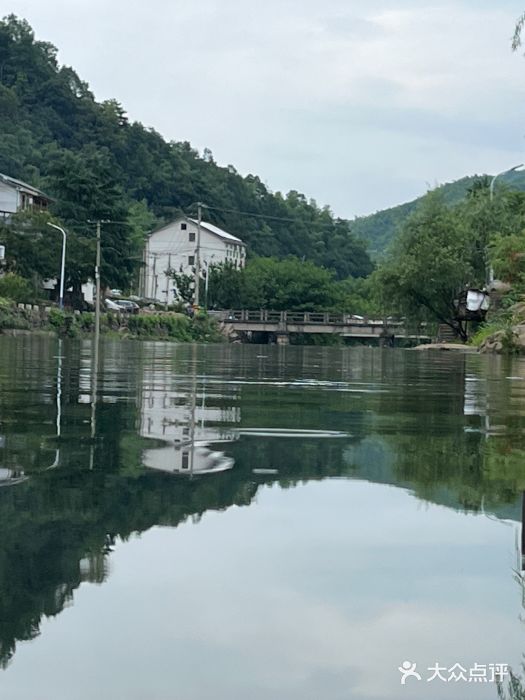 安吉龙王山峡谷漂流图片